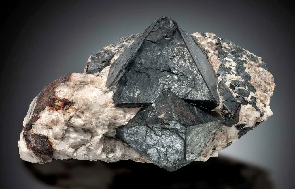 Franklinite, Zincite and Calcite image