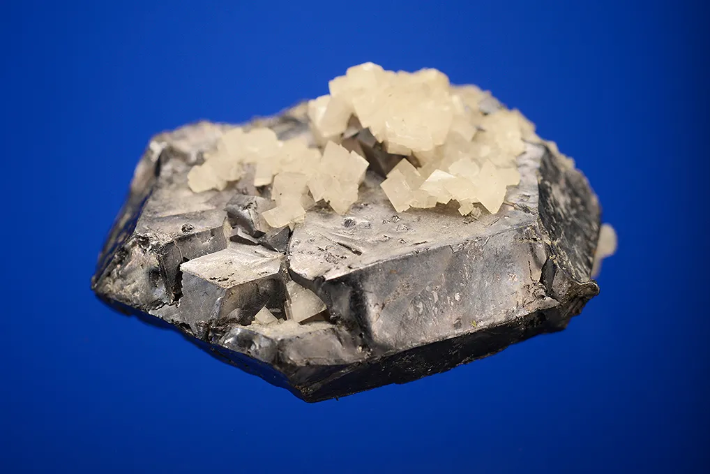 Galena (Spinel law twin) - image 4