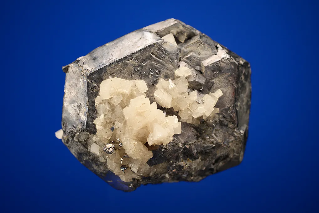 Galena (Spinel law twin) - image 2