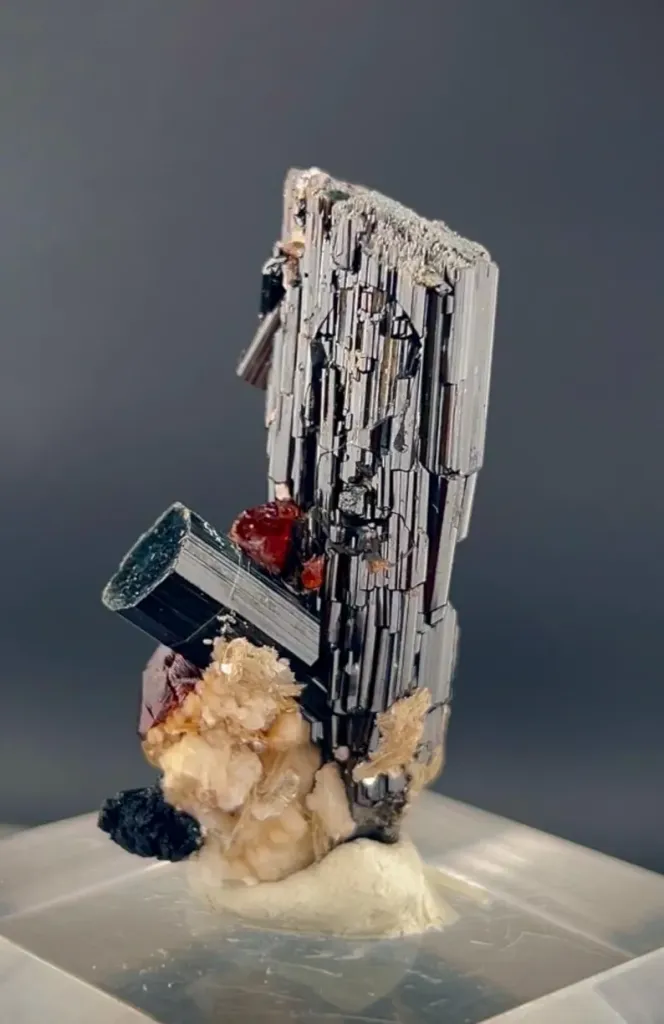 Garnet Crystal from Pakistan - image 3