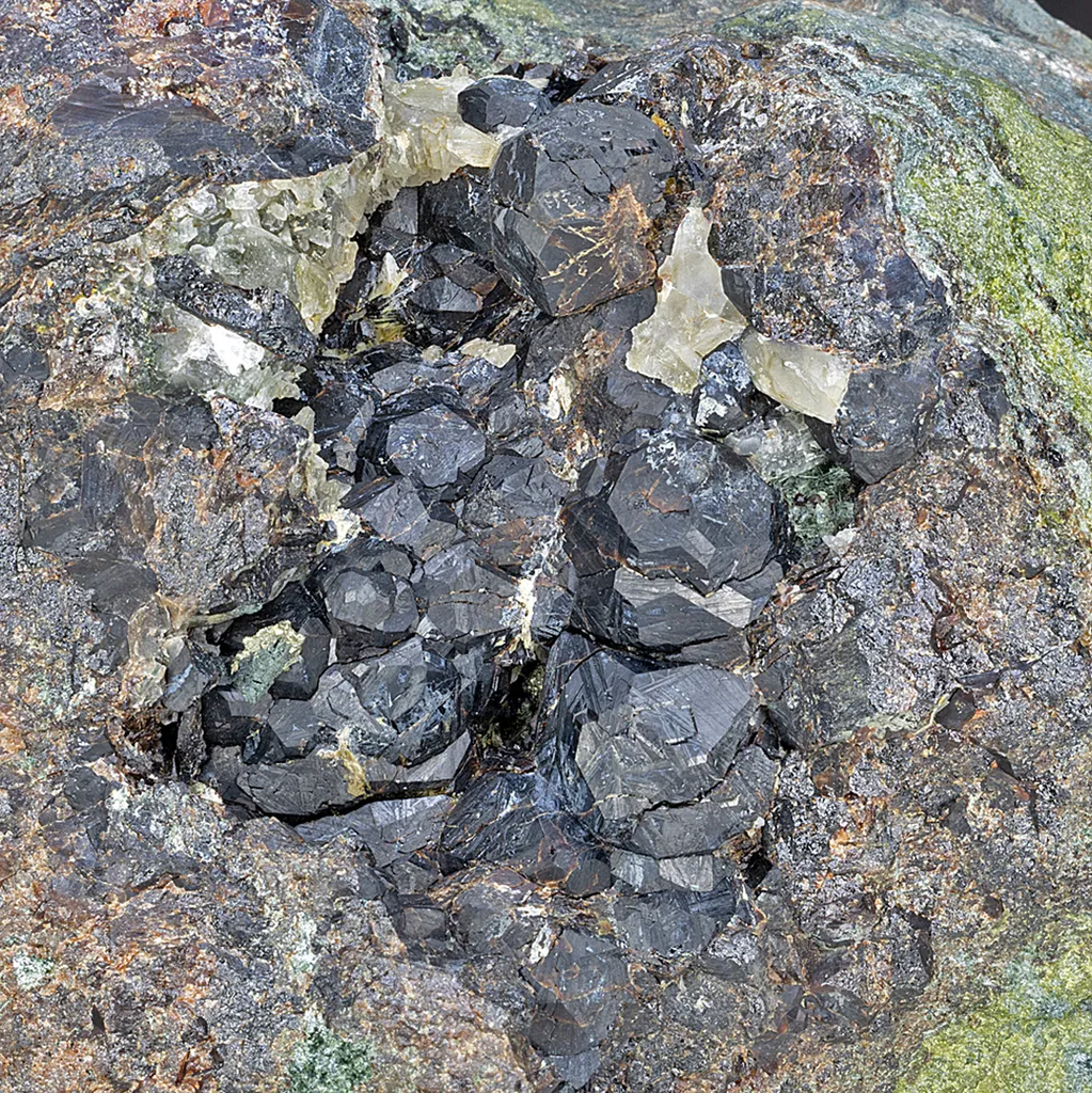 Garnet group with Epidote image