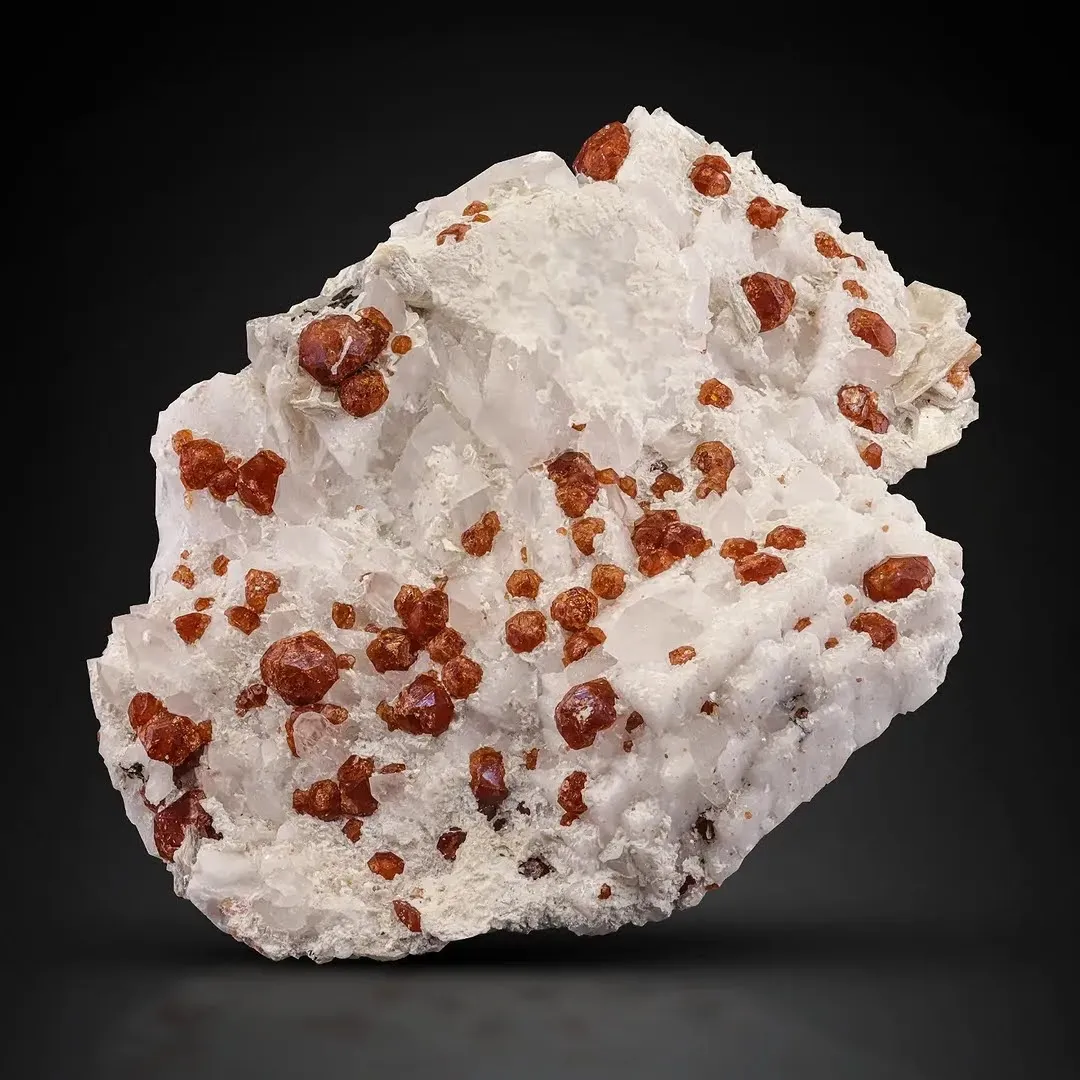 Garnet on Albite - image 1