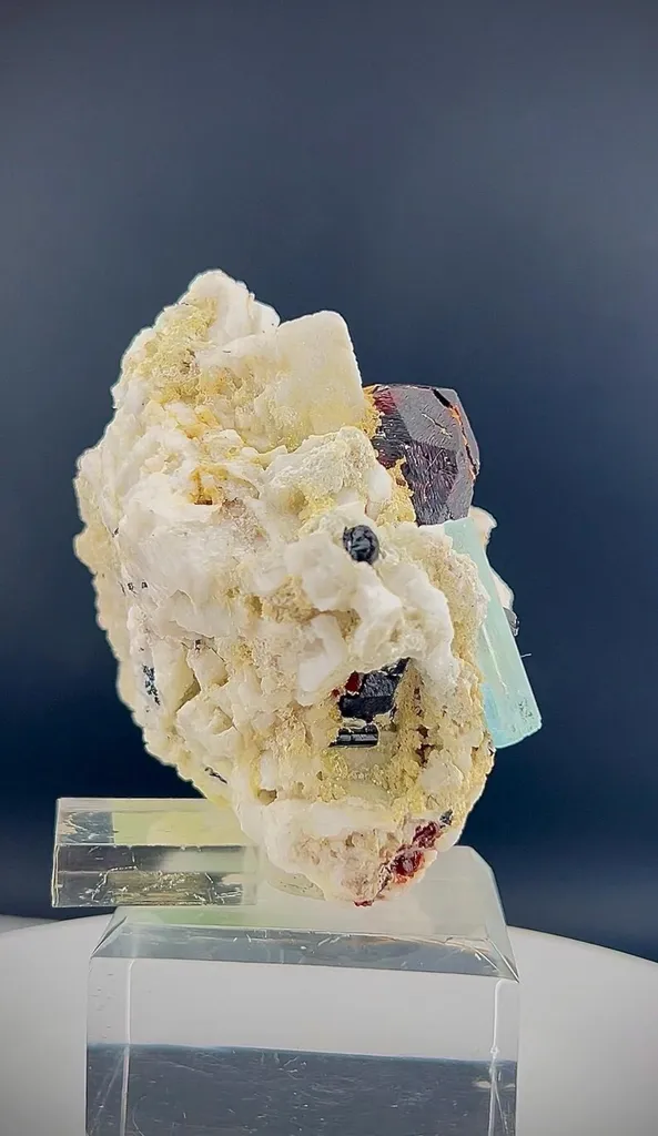 Garnet specimen from Pakistan - image 4