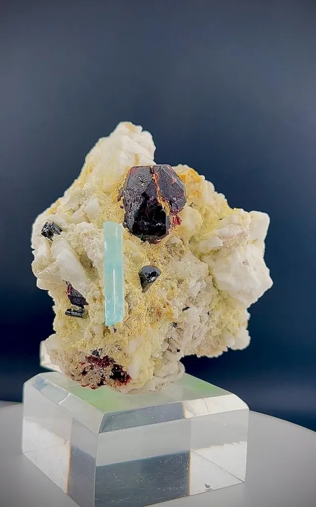 Garnet specimen from Pakistan - image 3