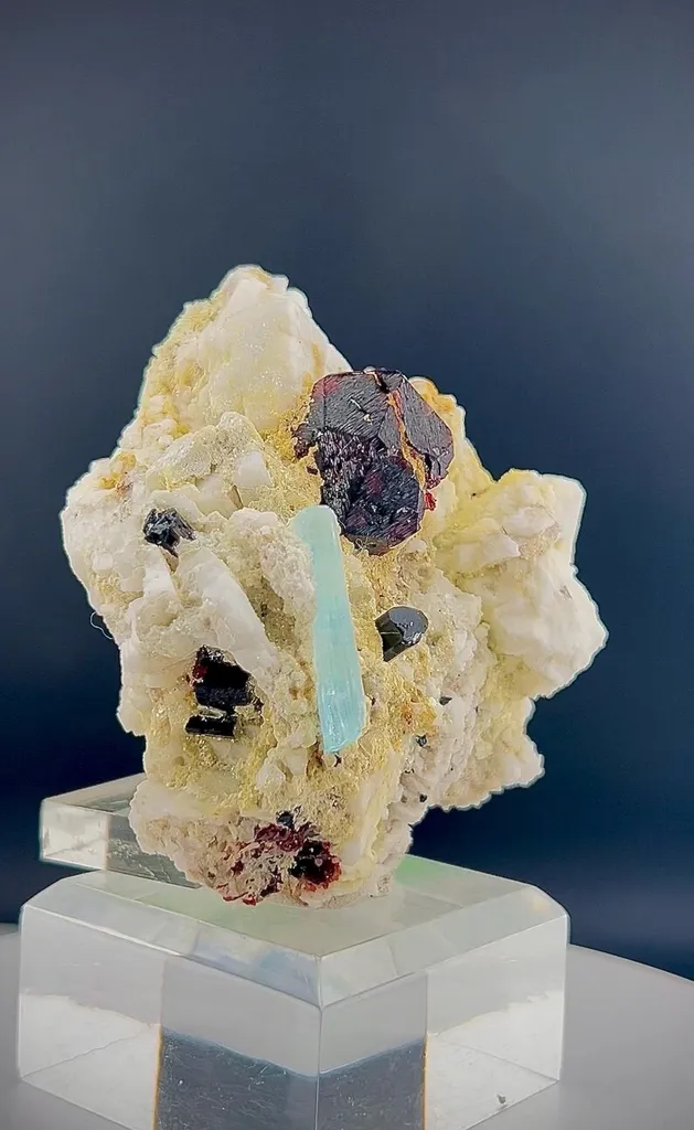 Garnet specimen from Pakistan - image 5