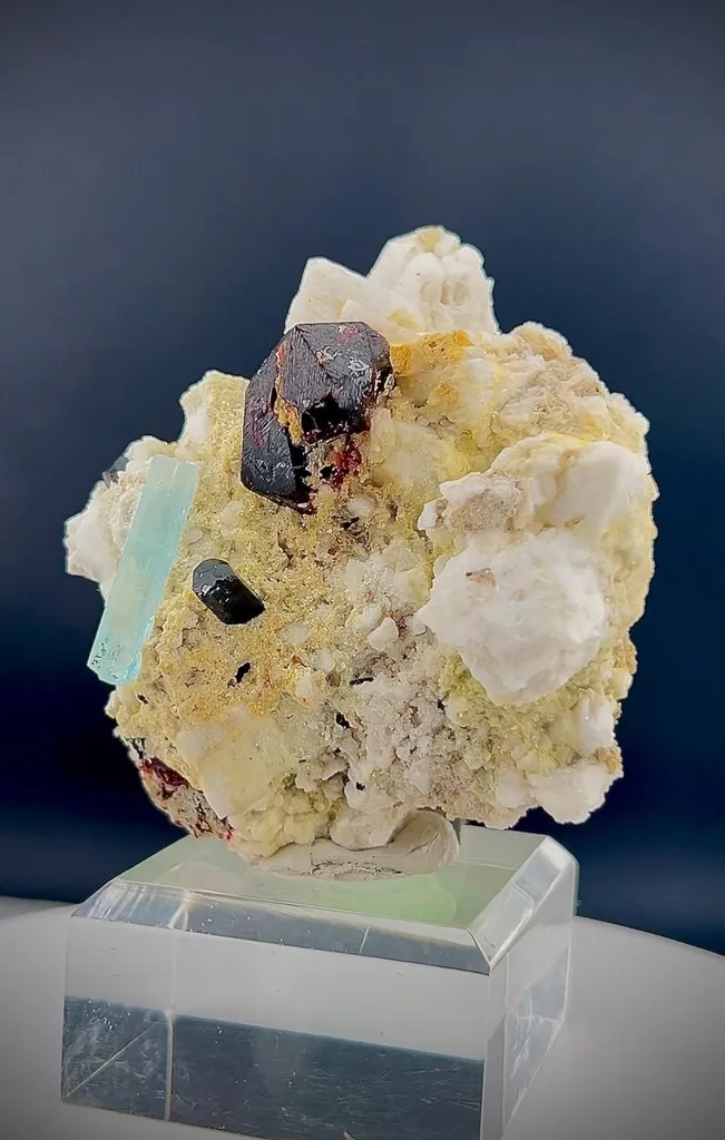 Garnet specimen from Pakistan - image 6