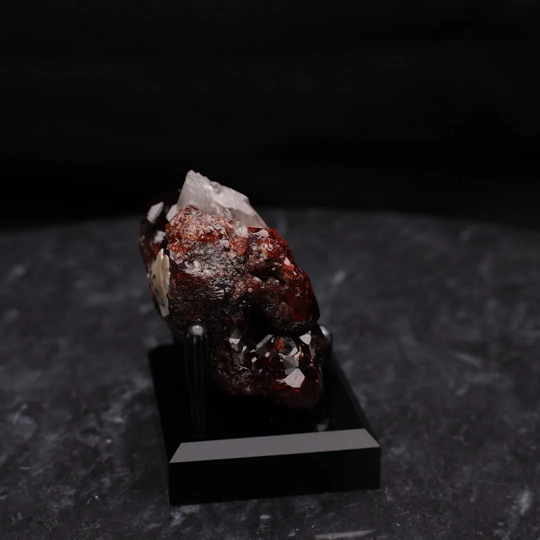 Garnet v. Andradite, Quartz - image 2
