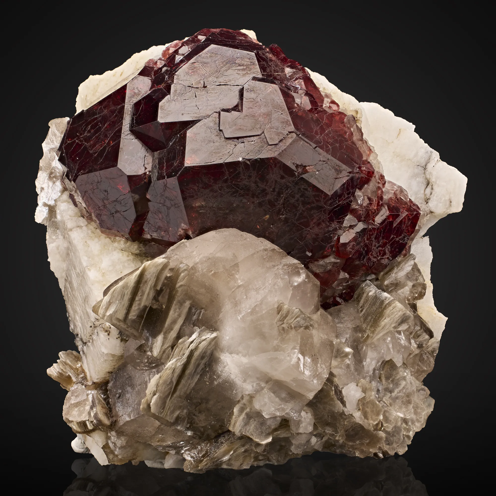 Garnet v. Spessartine, Quartz, Muscovite - image 1