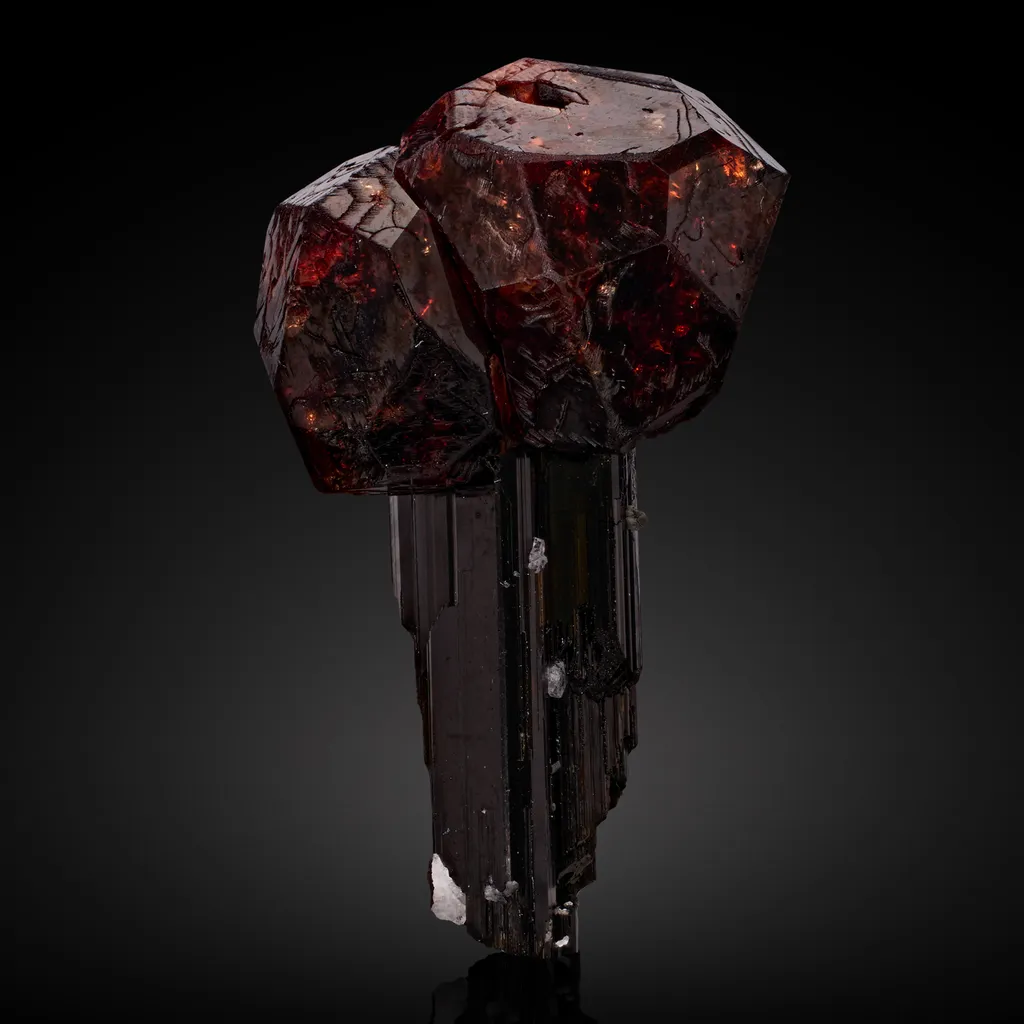 Garnet v. Spessartine, Schorl image