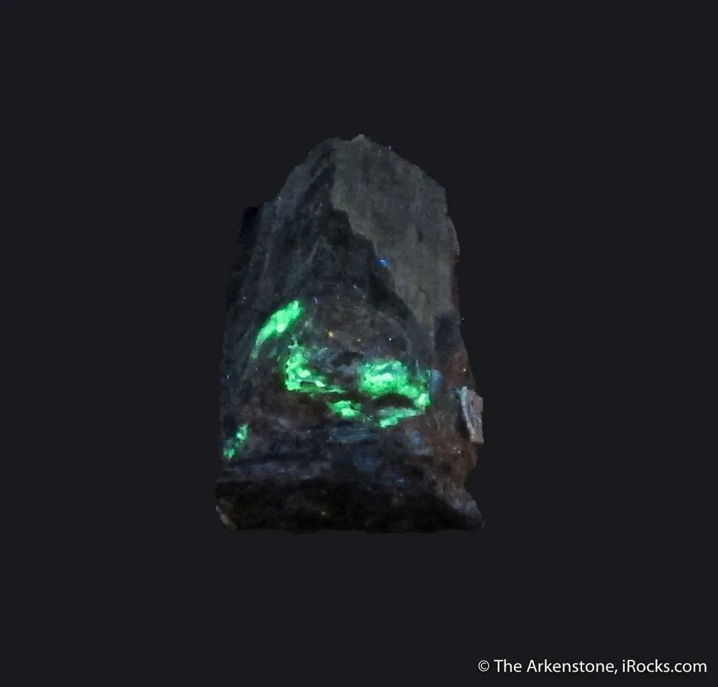 Gehlenite and Hyalite Opal (fl) (?) - image 5