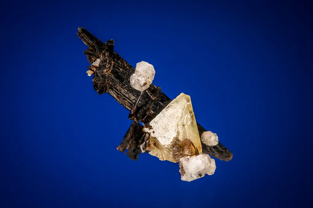 Genthelvite on Aegirine image
