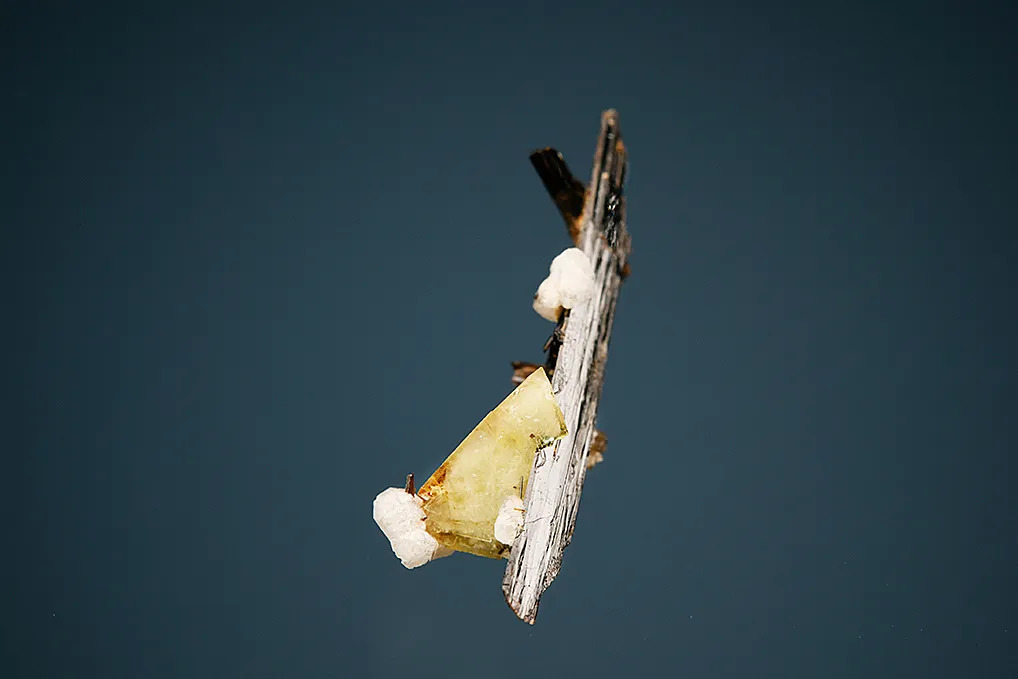 Genthelvite on Aegirine - image 3