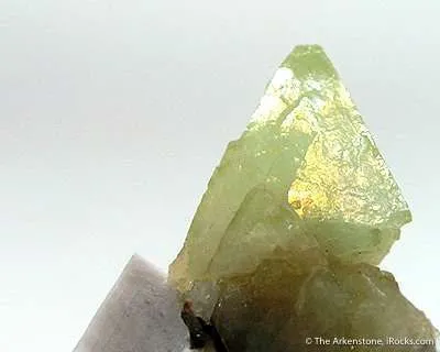 Genthelvite on Albite - image 2