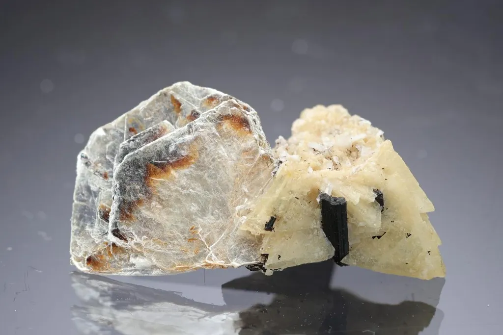 Genthelvite on Polylithionite image