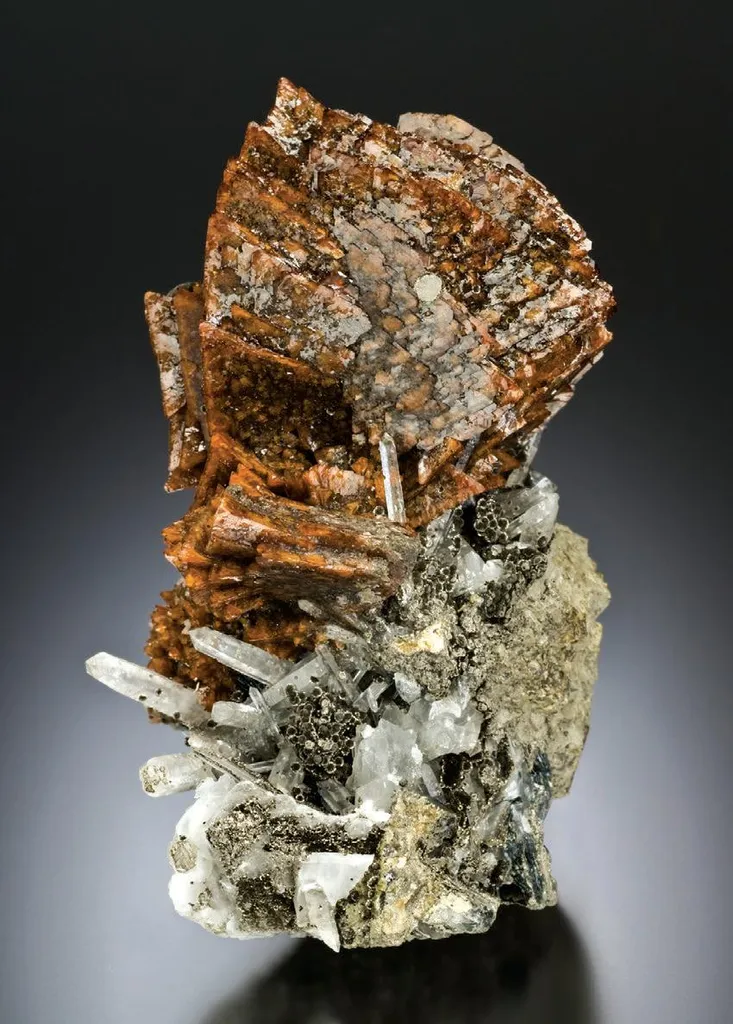Genthelvite, Quartz image