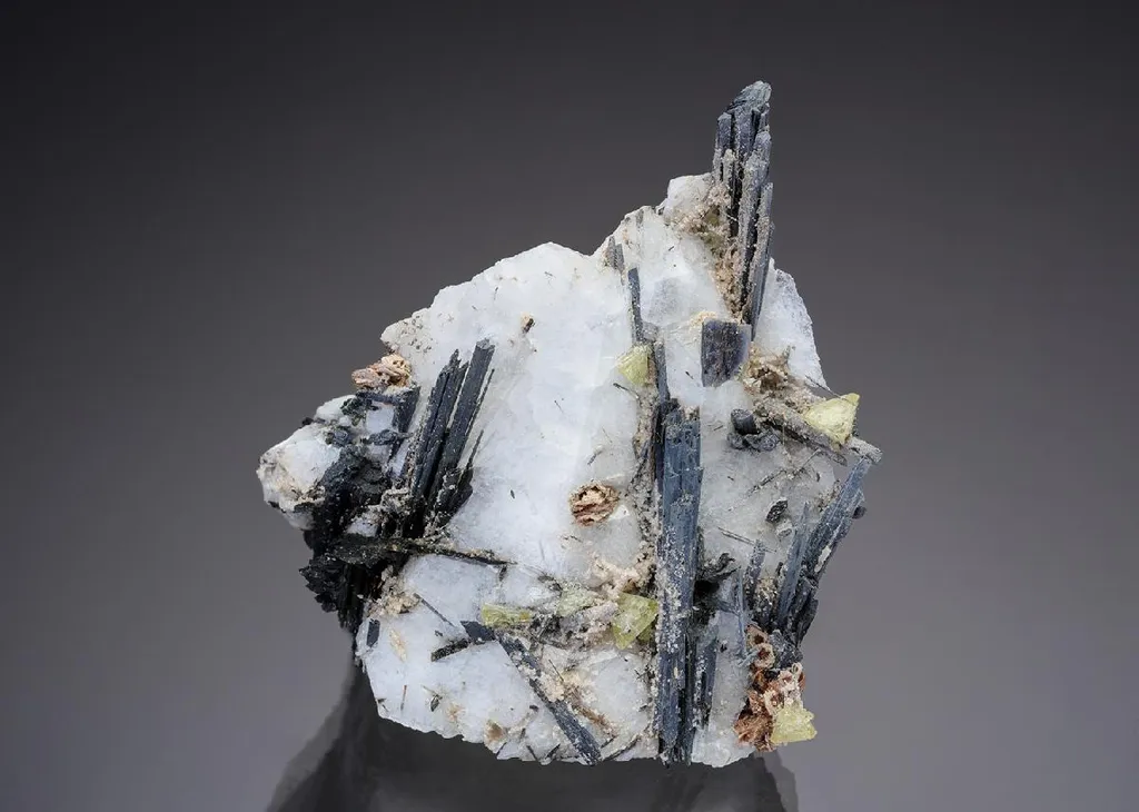 Genthelvite with Aegirine image