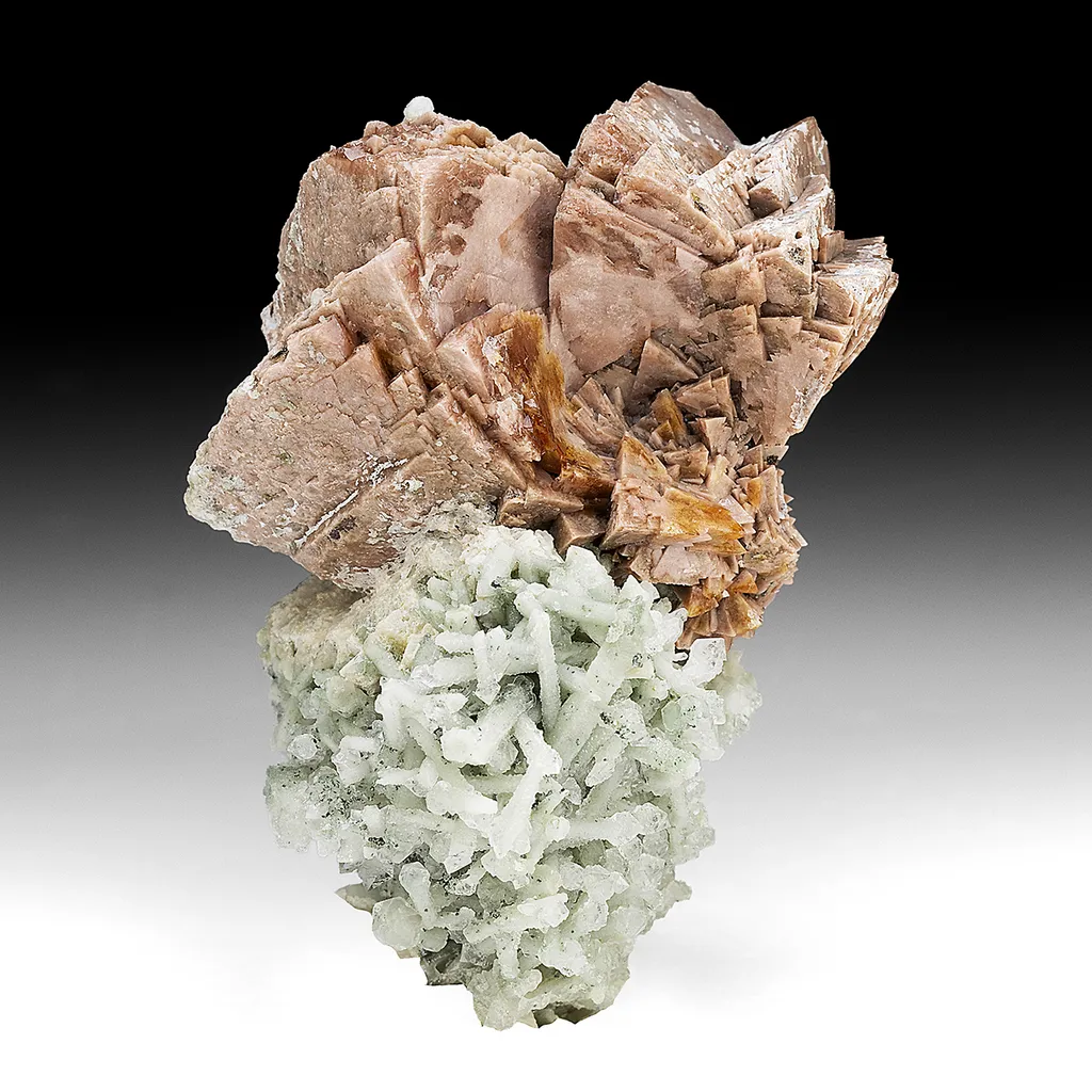 Genthelvite with Quartz, Calcite image