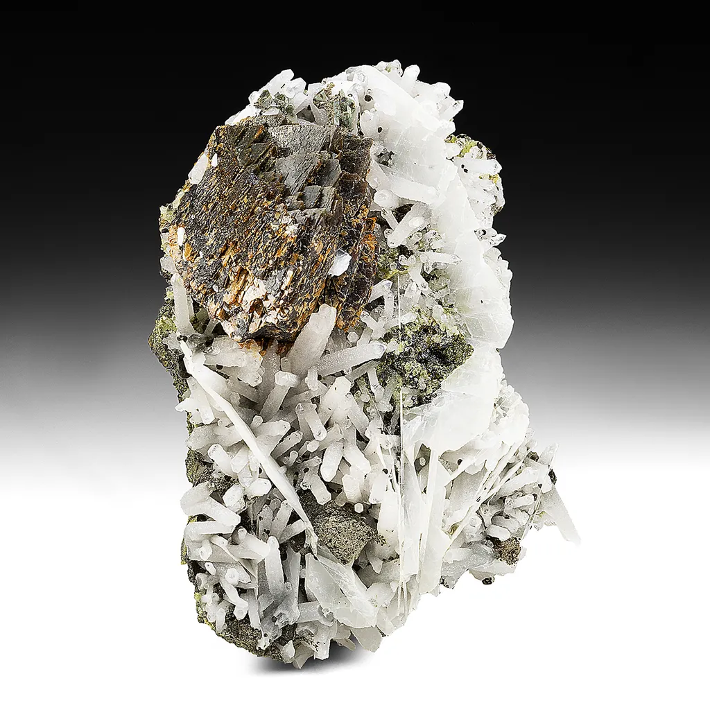 Genthelvite with Quartz, Calcite, Chlorite image