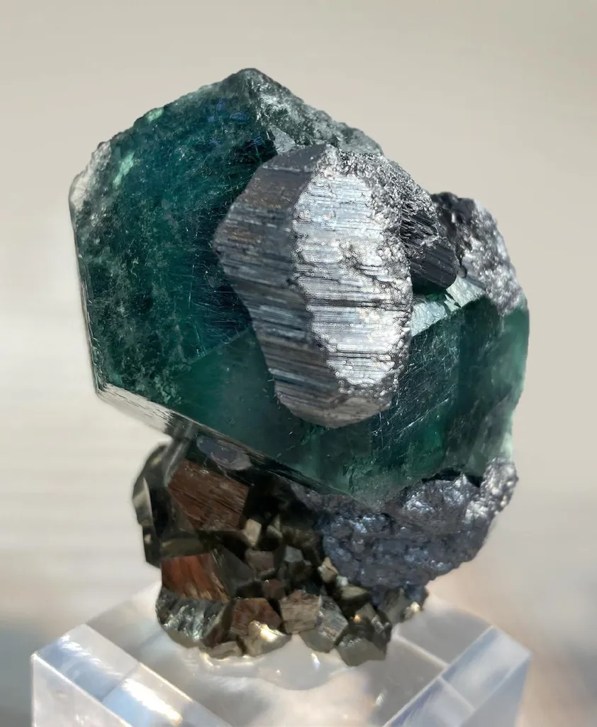Geocronite, green Fluorite image