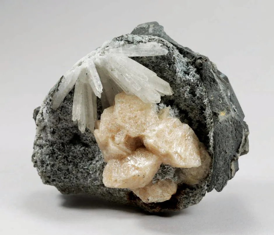 Gmelinite, Aragonite, pumpellyite image