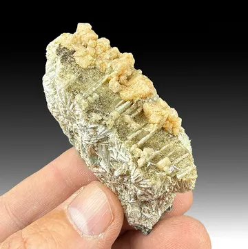 Gmelinite with Pectolite