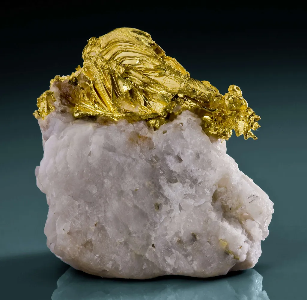 Gold (Spinel-Twinned) image
