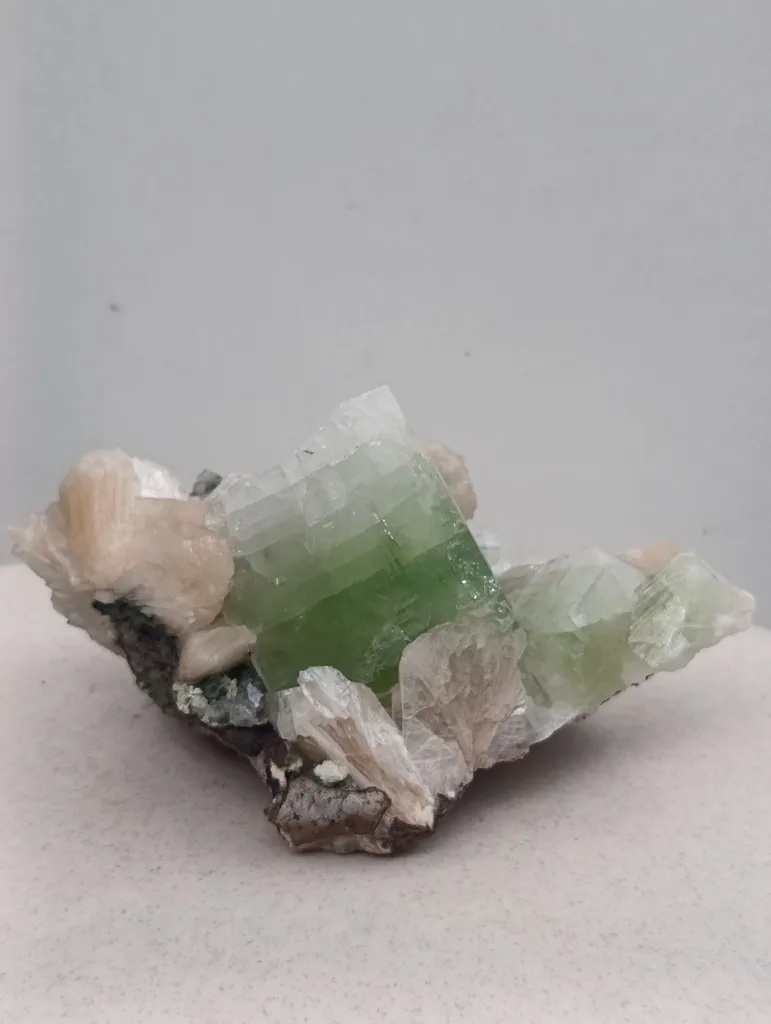 Green cut point Apophyllite stilbite - image 6