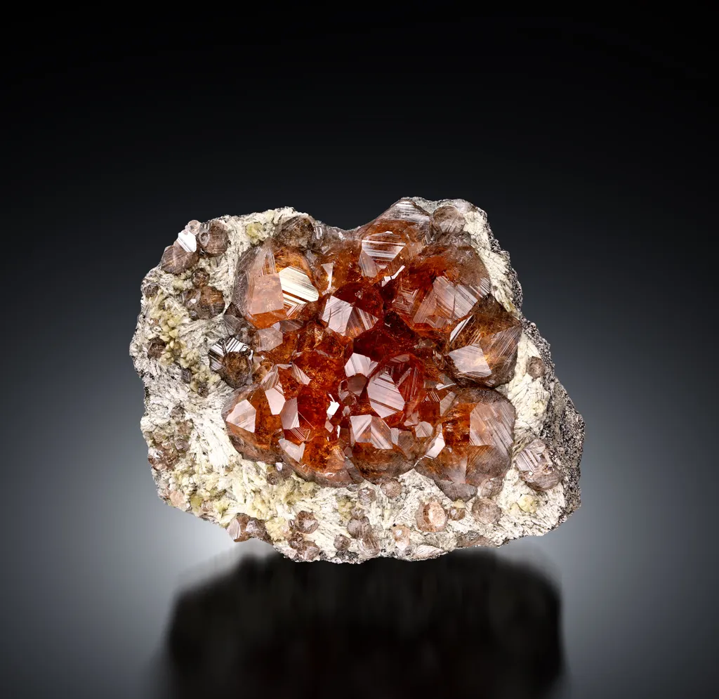 Grossular from Canada, Québec, Jeffrey Mine image