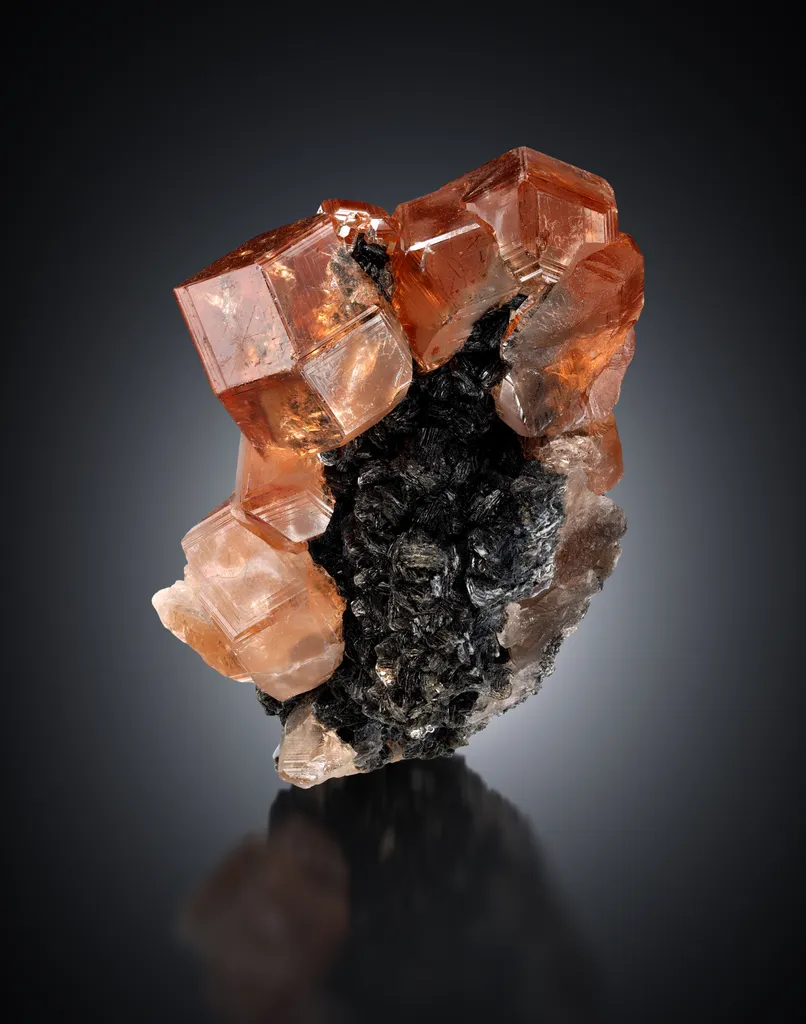 Grossular from Canada, Québec, Jeffrey Mine image