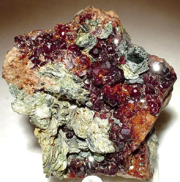 Grossular, Muscovite image