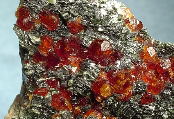 Grossular (Var: Hessonite), Clinochlore - image 2