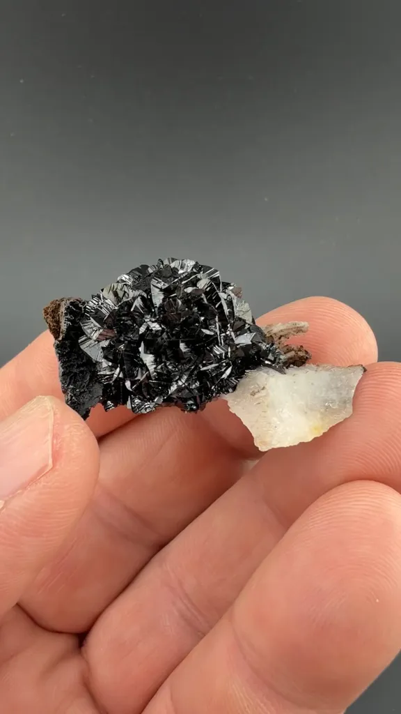 Groutite image