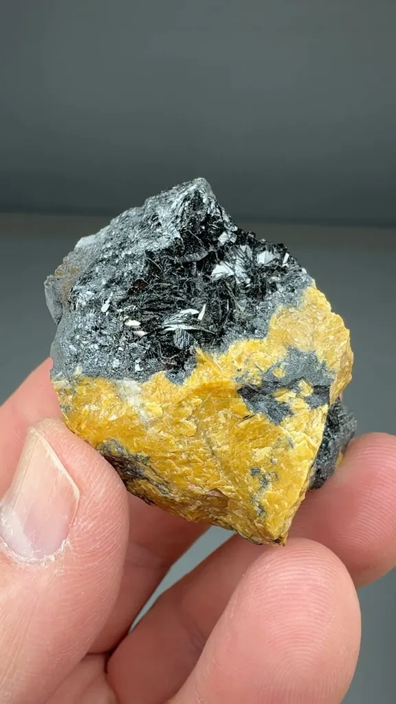 Groutite image