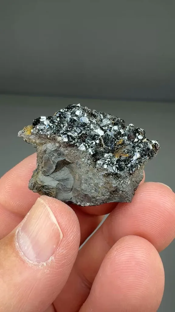 Groutite image