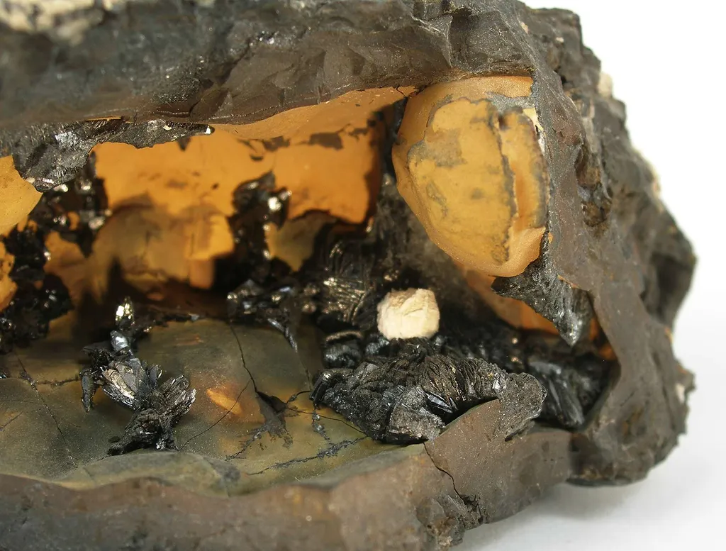 Groutite - image 2
