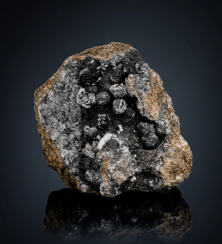 Groutite from Ukraine, Kirovohrad Oblast, Holovanivsk Raion, Zavalie Graphite Deposit