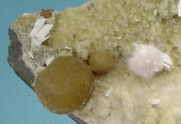 Gyrolite, Okenite, Laumontite - image 2