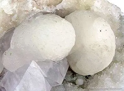 Gyrolite, Quartz, Calcite - image 3