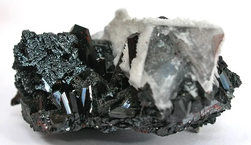 Hausmannite, Manganvesuvianite, Baryte - image 2
