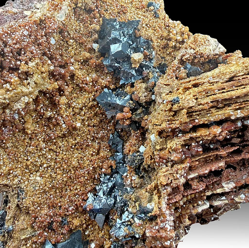 Hausmannite with Andradite image