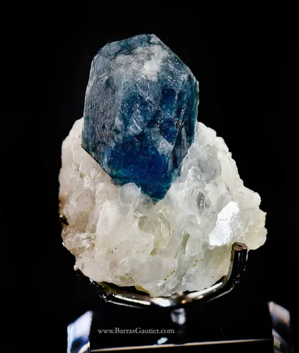 Haüyne on Calcite image