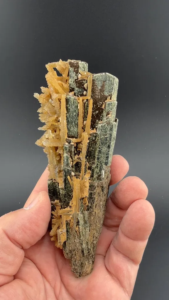 Hedenbergite with Quartz - image 2