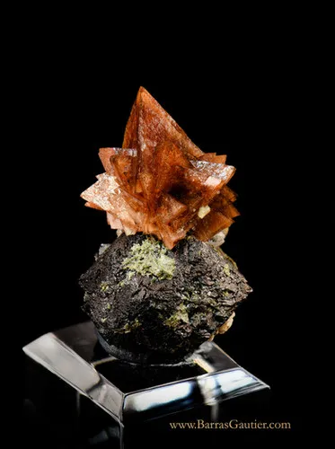 Helvite Genthelvite on Magnetite - image 3