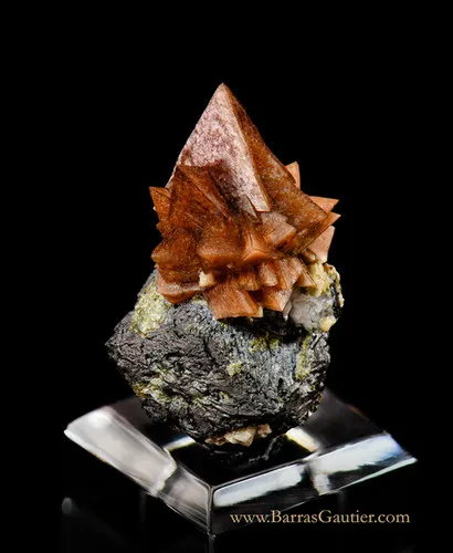 Helvite Genthelvite on Magnetite - image 2
