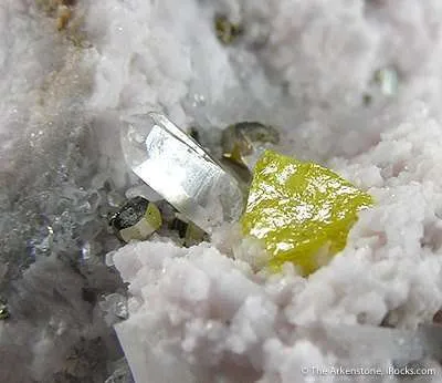 Helvite, Manganocalcite, Quartz - image 3