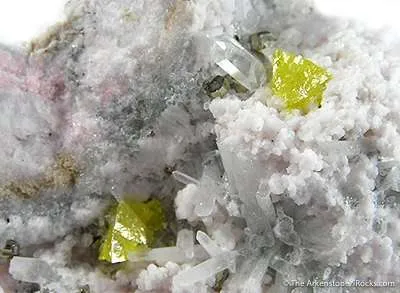 Helvite, Manganocalcite, Quartz - image 2