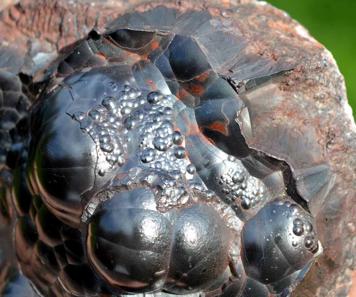 Hematite 1578 grams - Irhoud Mine, Youssoufia Province, Marrakesh-Safi Region, Morocco - image 4