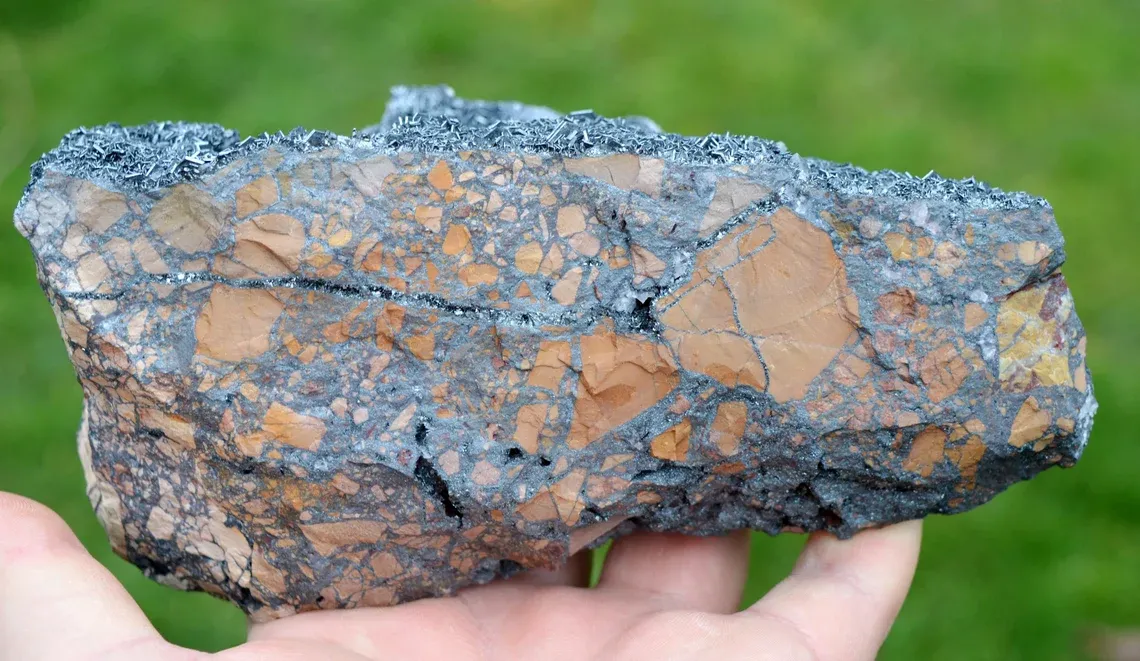 Hematite 1730 grams - Stahlberg Mt., Rimbach-près-Masevaux, Alsace, France - image 10