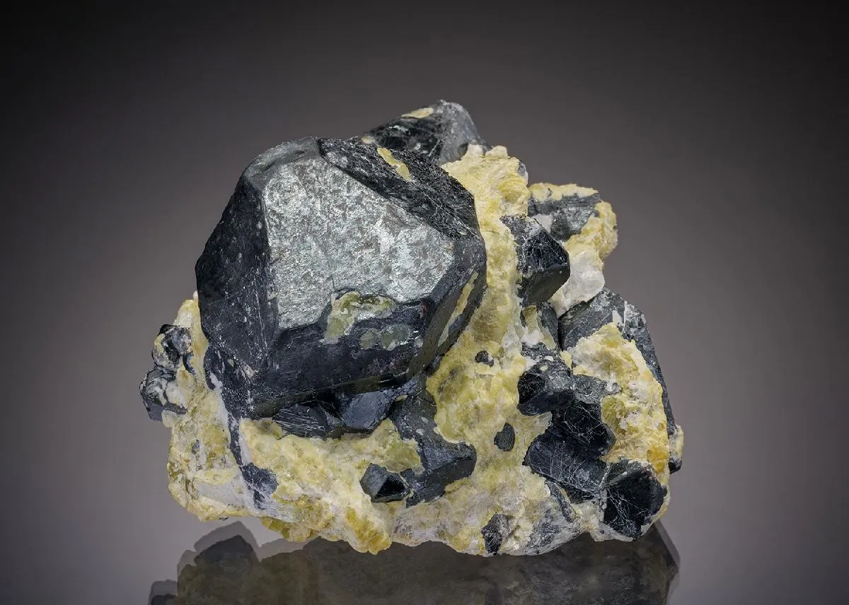 Hematite after Ilmenite in LIZARDITE - image 1