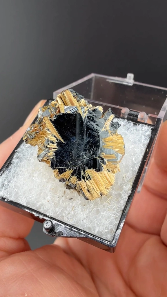 Hematite from Novo Horizonte, Bahia, Brazil - image 2